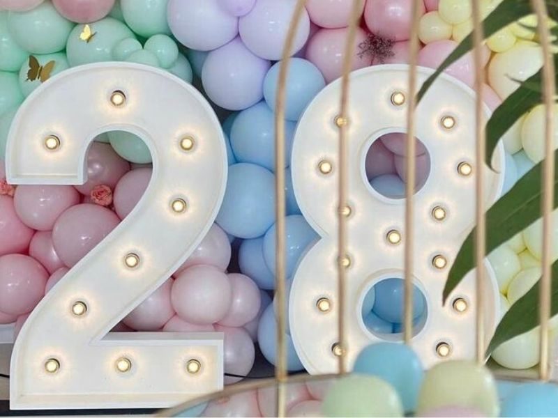 Verlichte lichtcijfers 28 voor een ballonnenwand bij een verjaardag in Drenthe